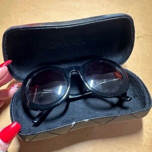CHANEL Elegant Black Sunglasses